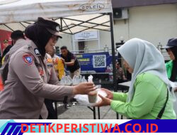 Polres Aceh Tengah Tebar Kepedulian di Jumat Berkah, Beri Tali asih bagi Warga masyarakat yg berprofesi sebagai Petugas Penggali kubur dan memandikan jenazah