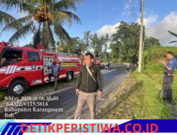Cegah Lakalantas  Polri dan Damkar Karangasem Bersinergi Atasi Tumpahan Solar di Jalan Raya Saren Kauh