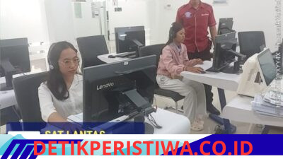 Personil Lantas Berikan Teori Avis Komputerisasi kepada Pemohon SIM Baru