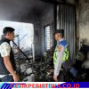 Dengan Sigap Polsek Belitang III kelokasi Kebakaran Yang terjadi, di Desa Argo Mulyo Belitang Jaya Untuk Membantu Korban Dan Memadamkan Api