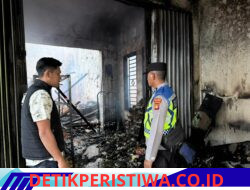 Dengan Sigap Polsek Belitang III kelokasi Kebakaran Yang terjadi, di Desa Argo Mulyo Belitang Jaya Untuk Membantu Korban Dan Memadamkan Api