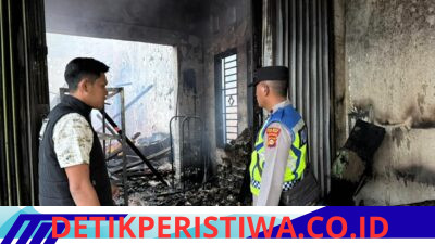 Dengan Sigap Polsek Belitang III kelokasi Kebakaran Yang terjadi, di Desa Argo Mulyo Belitang Jaya Untuk Membantu Korban Dan Memadamkan Api