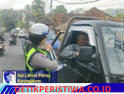 Personel Sat Lantas Berikan Himbauan kepada Masyarakat, Melalui Pembagian Brosur Kamseltibcarlantas