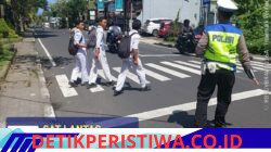 Tingkatkan Keselamatan Kalangan Pelajar, Satlantas Polres Karangasem Bantu Sebrangkan Siswa Siswi SMAN 1 Amlapura