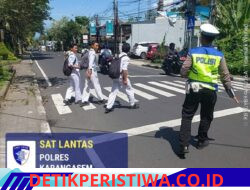 Tingkatkan Keselamatan Kalangan Pelajar, Satlantas Polres Karangasem Bantu Sebrangkan Siswa Siswi SMAN 1 Amlapura