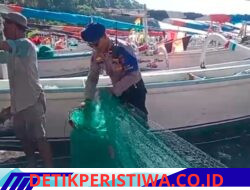 Bentuk Kepedulian Kaur Bin Ops Polairud Polres Karangasem, Bantu Nelayan Lepaskan Ikan dari Jaring