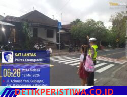 Utamakan Keselamatan Kalangan Pelajar, Sat Lantas Sebrangkan Siswa Siswi SD Negeri 1 Subagan