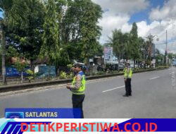 Cegah Lakalantas, Anggota Lantas Polres Karangasem Sebrangkan Siswa Siswi SMP N 2 Bebandem