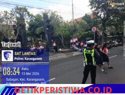 Utamakan Keselamatan Kalangan Pelajajar, Anggota Lantas Polres Karangasem Sebrangkan Siswa Siswi SMP N 2 Amlapaura