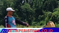 Kades Pulau Tengah dan Warga Gotong Royong Perbaiki Jembatan Rusak Akibat Banjir Bandang