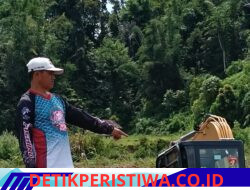Kades Pulau Tengah dan Warga Gotong Royong Perbaiki Jembatan Rusak Akibat Banjir Bandang