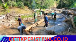 Babinsa Koramil 10/Celala Gotong Royong Bangun Jembatan Darurat Bersama Warga