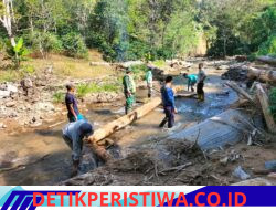 Babinsa Koramil 10/Celala Gotong Royong Bangun Jembatan Darurat Bersama Warga