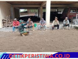 Babinsa Koramil 09/Ketol Ajak Warga Pondok Balik Jaga Kebersihan Kampung