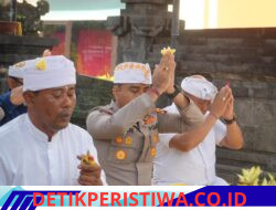 Peringati Hari Raya Tilem, Kapolres Karangasem Pimpin Persembahyangan Bersama di Pura Padmasana Giribuana