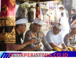 Hadiri Upacara Pangeratep Karya Usaba Agung, Kapolres Karangasem Laksanakan Sembahyang Bersama di Pura Dalem Seraya
