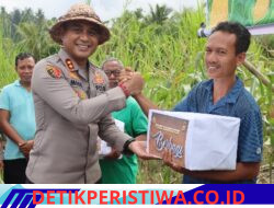 Berbagi Kebahagiaan Disela-sela Panen Raya, Kapolres Karangasem Secara Simbolis Bagikan Paket Sembako kepada Para Petani