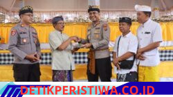Wujud Kepedulian Saat Hadiri Upacara Ngaben, Ngeroras, dan Metatah Massal di Desa Adat Jasri, Kapolres Karangasem Haturkan Dana Punia