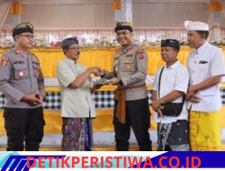 Wujud Kepedulian Saat Hadiri Upacara Ngaben, Ngeroras, dan Metatah Massal di Desa Adat Jasri, Kapolres Karangasem Haturkan Dana Punia