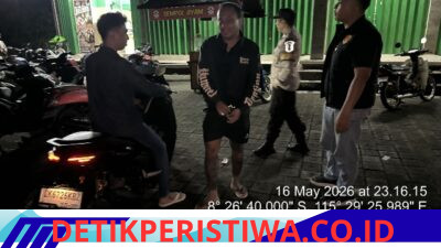Melalui Patroli Polsek Selat, Personel Sampaikan Himbauan Kamtibmas dan Sosialisasikan Bahaya Narkoba kepada Warga