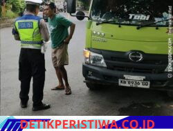 Cegah Lakalantas, Satlantas Polres Karangasem Berikan Himbauan Tidak Sembarangan Parkir Truk di Kawasan Obyek Wisata Candidasa