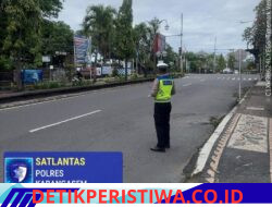 Rutinitas Anggota Lantas Polres Karangasem Bantu Sebrangkan Siswa Siswi SMP N 2 Amlapura