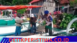 Turun Kelapangan, Kaur Bin Ops Polairud Polres Karangasem Bantu Nelayan Lepaskan Ikan dari Jaring