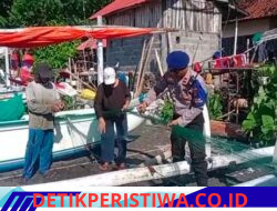 Turun Kelapangan, Kaur Bin Ops Polairud Polres Karangasem Bantu Nelayan Lepaskan Ikan dari Jaring