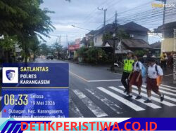 Cegah Lakalantas, Anggota Lantas Polres Karangasem Sebrangkan Siswa Siswi SD Negeri 4 Subagan