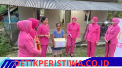 Ketua Bhayangkari cabang Polres Mesuji beserta jajaran pengurus, didampingi oleh Ketua Ranting Bhayangkari Polsek Simpang Pematang dan personel Bhabinkamtibmas, melaksanakan kegiatan Bhakti Sosial di Desa Budi Aji, Kecamatan Simpang Pematang,
