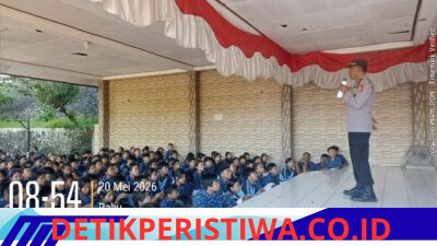 Polsek Sidemen Mensosialisasikan UU No. 22 tahun 2009 tentang Lalu Lintas dan Angkutan Jalan ( LLAJ ), kepada Sisea Siswi SMP Negeri 1 Sidemen