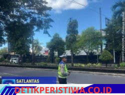 Utamakan Keselamatan Kalangan Pelajar, Anggota Lantas Polres Karangasem Seberangkan Sisw Siswi SMP N 2 Amlapura