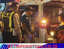 Petugas Pelabuhan dan Polisi Evakuasi Korban Kecelakaan di Atas KMP Tunu Pratama Jaya, di Pelabuhan Gilimanuk