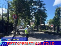 Dengan Tulus Anggota Lantas Polres Karangasem Bantu Sebrangkan Siswa Siswi SMP N 2 Amlapura