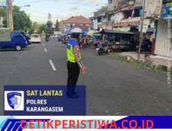 Rutinitas Pos Sore, Satlantas Polres Karangasem Lakukan Gatur Lalin di Depan Pasar Senggol Jalan Gajah Mada Amlapura