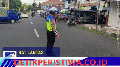 Rutinitas Pos Sore, Satlantas Polres Karangasem Lakukan Gatur Lalin di Depan Pasar Senggol Jalan Gajah Mada Amlapura