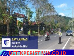 Utamakan Keselamatan Kalangan Pelajar, Satlantas Polres Karangasem Rutin Bantu Sebrangkan Siswa Siswi SMA N 1 Amlapura