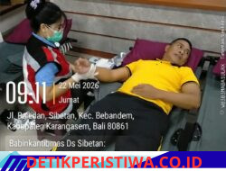 Dukung Aksi Kemanusiaan, Bhabinkamtibmas Polsek Bebandem Kawal Giat Donor Darah di Desa Sibetan