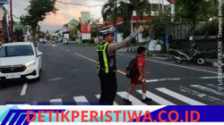 Utamakan Keselamatan Kalangan Pelajar, Anggota Lantas Polres Karangasem Bantu Sebrangkan Siswa Siswi SDN 4, Subagan