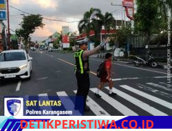 Utamakan Keselamatan Kalangan Pelajar, Anggota Lantas Polres Karangasem Bantu Sebrangkan Siswa Siswi SDN 4, Subagan