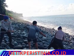 Dengan Sepenuh Hati Tim Patroli Satuan Polairud Polres Karangasem, Bantu Nelayan Tarik Jukung ke Pesisir Pantai