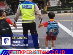 Antisipasi Lakalantas Terhadap Pelajar, Anggota Lantas Polres Karangasem Bantu Sebrangkan Siswa Siswi SDN 1 Subagan