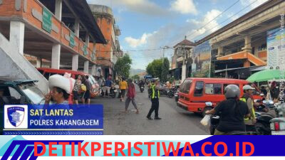 Utamakan Pejalan Kaki Jelang Idul Adha, Sat Lantas Bantu Sebrangkan Warga di Pasar Kesatriaan Amlapura