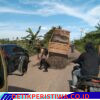 Gotong Royong Perbaiki Jalan Rusak, Warga Sungai Dua Bersinergi Dengan TNI-Polri Jelang Idul Adha