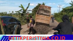Gotong Royong Perbaiki Jalan Rusak, Warga Sungai Dua Bersinergi Dengan TNI-Polri Jelang Idul Adha