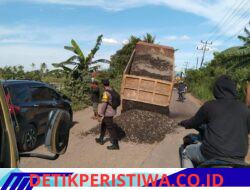 Gotong Royong Perbaiki Jalan Rusak, Warga Sungai Dua Bersinergi Dengan TNI-Polri Jelang Idul Adha