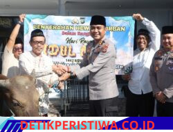 Bentuk Kepedulian Dimomen Hari Raya Idul Adha 1447 H, Kapolres Karangasem Serahkan Hewan Kurban kepada Panitia Kurban di Masjid Marhaban
