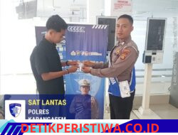 Ramah dan Santun, Personil Unit Regident Satuan Lalu Lintas Polres Karangasem Serahkan SIM kepada Pemohon SIM Baru