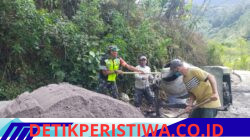 Babinsa Koramil 04/Bintang Gotong Royong Bersama Warga Bangun Jalan Kebun di Bewang