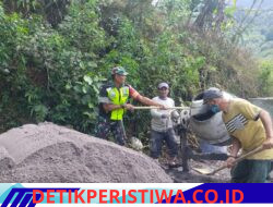 Babinsa Koramil 04/Bintang Gotong Royong Bersama Warga Bangun Jalan Kebun di Bewang